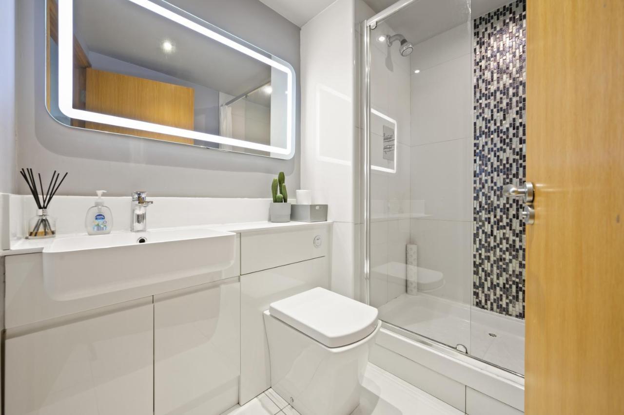 Lovely 2 Double Bedroom Flat With Patio Manchester Luaran gambar